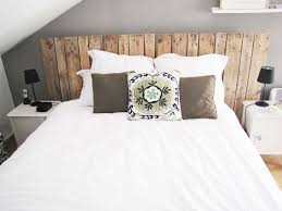 Moderne et douce, c'est une tête de lit la tête de lit blanche en palette est classe et élégante, douce et reposante. Tete De Lit Palette Bois