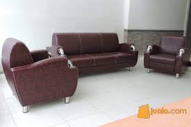 Sofa ruang tamu modern ini minim unsur kayu dan juga menitikberatkan pada kegunaan dan juga kepraktisan. Sofa Minimalis Modern Maroon 311 Posisi Bandung Murah Bandung Jualo