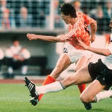 De trainer van feyenoord, die in 1981 als voetballer debuteerde bij fc groningen, staat vandaag gewoon op het trainingsveld ad sportwereld blikt met de duitse international olaf thon terug op de fraaie loopbaan van de voormalig international. Van Basten Und Co Zerstorten In Hamburg Dfb Traum Fussball