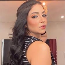 Laura Lisboa's Instagram, Twitter & Facebook