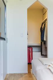 寝室のクローゼット入り口は 玄関とお揃いの家型アーチ ルポハウス 設計事務所 工務店 設計士 注文住宅 デザイン住宅 自由設計 マイホーム お家 新築 家づくり 間取り 施工事例 滋賀 おしゃれな家 インテリア クローゼット 収納 家型アーチ カジ