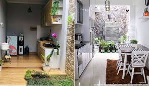 Di mana ruang tamu kecil dan ruang makan dipisahkan secara kreatif dari desain dapur simpel di sebelahnya. 7 Desain Dapur Sempit Yang Super Unik Dan Catchy Bikin Betah Masak