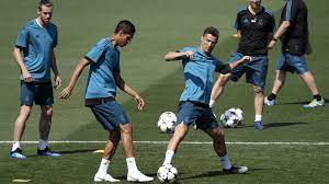 Maybe you would like to learn more about one of these? Real Verteidiger Raphael Varane Verrat Traningsmoment Mit Cristiano Ronaldo Ich Heisse Rapha Goal Com