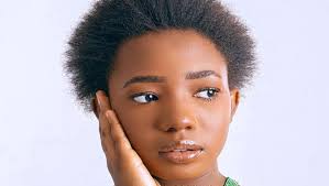 Azany: la fille de Kareyce Fotso met le feu à « The voice Kids Afrique »