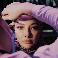 Tapi mungkin beberapa dari kalian masih bingung dengan latar belakang masalah. Neelofa Modest Fashion Traditional Attire Hijab Fashion
