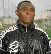 Tο 1995 σε ηλικία είκοσι ετών, ο Εμπενίζερ Χάγκαν καταφτάνει στην Καλαμάτα, απο την Γκάνα! Θα παραμείνει τρεις σεζόν στην Μαύρη Θύελλα, θα γράψει 71 εμφανίσεις και θα σημειώσει 9 γκολ! Σπουδαία