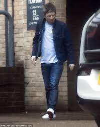 Checked out the 'back the way we came: Noel Gallagher Schneidet Eine Lassige Figur Im Weissen T Shirt Und Jeans Wie Er Blatter Recording Studio In London Aktuelle Boulevard Nachrichten Und Fotogalerien Zu Stars Sternchen