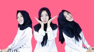 Kerudung segi empat adalah salah satu model kerudung pavorit yang memiliki karakteristik berbentuk segi empat dan memiliki ukuran sama panjang pada keempat sisinya. Tutorial Hijab Back To School Tanpa Ciput Dan Jarum Pentul Untuk Anak Sekolah Youtube