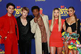 Nearly a year after outer banks stole the hearts of netflix viewers everywhere, cast members chase stokes, rudy pankow, madison bailey, jonathan daviss and madelyn cline got a chance to celebrate the show's success by arriving at the ceremony together. Mtv Movie Tv Awards Red Carpet Outer Banks Jurnee Smollett More Bvf News