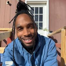 Michael Loza's Instagram, Twitter & Facebook