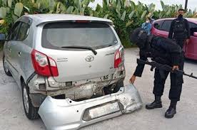 Zon had laju di hadapan. Toyota Agya Mendadak Belok Laju Rombongan Brimob Tertutup Berakhir Tubrukan Gridoto Com