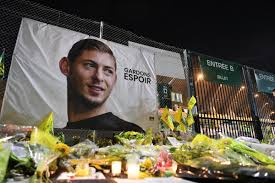 La famille du pilote, david ibbotson, lui a déjà rendu hommage. Une Photo Du Corps D Emiliano Sala Sur Les Reseaux Sociaux La Police Enquete L Equipe
