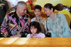 Syed ahmad married toh puan sharifah haniffah syed alwi in 1950 and they had six children. Tuanku Zara Jelita Bijak Dan Berkeperibadian Tinggi Semasa Mstar