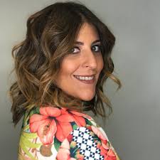 Hola Frío 🥶 te recibimos con un corte nuevo y mucho color! Estilismo y  cambio by el capo @marcosinvernizzi. Make up @falulita. Look @ladyinredpy.  @ Blow Hairstyle