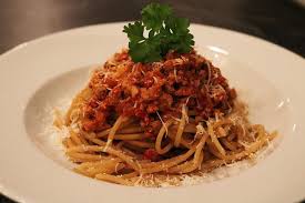 Spaghetti lightly cooked by sauteeing minced garlic, dried chilli flakes, black olives, capsicum, hint of black pepper with olive oil. Spagetti Bolognese Rezept Mit Bild Kochbar De