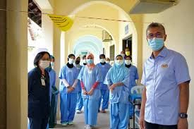 Setiap pesakit / pemohon wajib memakai face mask dan mencuci tangan menggunakan hand sanitizer Genap Setahun Sejak Hospital Sungai Buloh Menerima Pesakit Covid 19 Yang Pertama