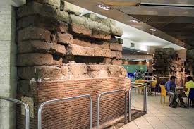 5 archaeological sources state that these tuff building stones belong to the first wall that surrounded rome, the wall named mura serviane (servian wall). Section Of Ancient Servian Wall Inside A Mcdonald S Interestingasfuck