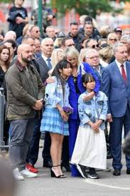 Laeticia Jade Et Joy Bouleversees Par L Hommage Rendu A Johnny Hallyday A Toulouse En 2020 Johnny Hallyday Laeticia Laetitia Hallyday