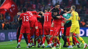 Euro 2020'nin ev sahipleri arasında koronavirüsten en fazla etkilenen i̇talya ve i̇spanya'nın da yer alması soru işaretlerine neden olmuştu. Euro 2020 Hangi Sehirlerde Yapilacak Turkiye Hangi Ulkelerde Ve Sehirlerde Mucadele Edecek Kura Cekimi Ne Zaman Futbol Medya