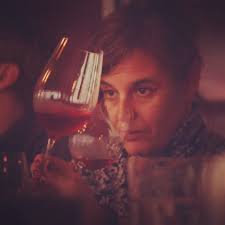 En el imaginario popular oscilan entre decirnos « borrachas diplomadas » o  « lo tuyo no es trabajo ». Un aura de glamour, de dolce vita y hasta de  elitismo recubre nuestra