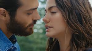 Büyük babası ise yugoslav kökenlidir. Demet Ozdemir Can Yaman Fans Georgia Startseite Facebook