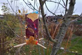 Folgende materialien braucht ihr für das vogelhaus: Do It Yourself Vogelfutterhaus Aus Einem Tetra Pak Waschbar Magazin