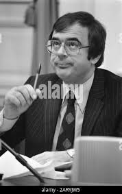 Jan Pronk (Minister for Development Cooperation) receives Marcelino dos  Santos, vice president of Frelimo (liberation movement Mozambique) Dos  Santos and Show off during the press conference Date: 29 april 1975  Location: Noord-Holland,