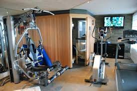 Faire du sport à la maison ça ne s'improvise pas, il est en effet préférable que toutes les conditions soient réunies afin que votre séance de training se déroule pour le mieux et ce voici donc quelques astuces pour aménager votre coin sport dans n'importe laquelle des pièces de votre lieu de vie. Sauna In Home Gym Yes Please Small Home Gyms Home Gym Decor Home Gym Design