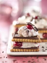 En Cas Aux Petit Ecolier Monte Sur Creme Chantilly Et Cerises Recette Creme Chantilly Chantilly Gouter