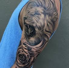 Tattoo Lowe 3d Tatowierung In Schwarz Und Grau Lowenkopf Mit Weisser Rose Lowin Tattoo Tattoo Weiss Lowenkopf Tattoos