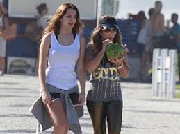 Ainda na praia, a atriz encontrou a amiga fernanda souza, que segurou sua blusa e seu aparelho de mp3 enquanto se refrescava dando. Fernanda Souza E Bianca Salgueiro Gravam Malhacao Na Praia Youtube