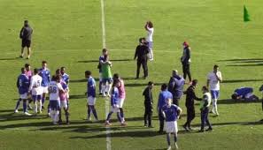 قال لاعب المنتخب الوطني، محسن القراوي، إن أخطاء الدقائق الأولى بعثرت أوراقهم أمام السعودية، وأدت إلى خروجهم من الشوط الأول خاسرين بثلاثية نظيفة. Ø¨Ø§Ù„ÙÙŠØ¯ÙŠÙˆ Ø³Ù‚ÙˆØ· Ù…ÙØ§Ø¬Ø¦ ÙŠÙˆØ¯ÙŠ Ø¨Ø­ÙŠØ§Ø© Ù„Ø§Ø¹Ø¨ Ø¨Ø±Ø§Ø²ÙŠÙ„ÙŠ