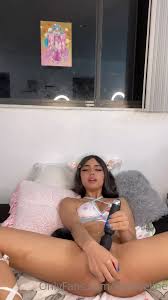 Layla Adeline, Conocida De Onlyfans, Alcanzando El Colmo Del Placer Con Un  Vibrador Estimulando Tanto Su Coño Como Su Clítoris Videos Porno -  XXXCULONAS