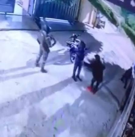MIREN COMO DESARMAN A UNA PATRULLA DE LA POLICÍA EN SANTIAGO EN LA NORIEGA ZONA DE PEKIN LE QUITAN ARMAS Y HASTA EL MOTOR SE LLEVAN 😳 Estos jóvenes fueron a perpetrar