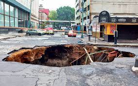 Los socavones son un problema muy común y molestos que se producen en grandes urbes, ocasionando molestias y enojo por parte de los ciudadanos, un socavón se define como el. Los Habitantes Salen A La Calle Con El Temor De No Caer En Un Socavon El Sol De Mexico Noticias Deportes Gossip Columnas