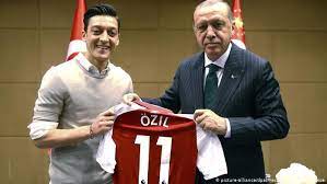 Der deutsche nationalspieler ilkay gündogan hat die hintergründe seines treffens mit dem türkischen staatspräsidenten recep tayyip erdogan erklärt. Mesut Ozil And Ilkay Gundogan Criticized For Erdogan Meeting Sports German Football And Major International Sports News Dw 14 05 2018