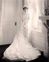 Weddings Through The Ages From The 1900s To Today Wedding Dresses Vintage Wedding Gowns Vintage Vintage Bridal