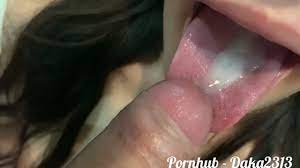 CHUPANDO Y TRAGANDO LECHITA CALIENTE - Pornhub.com