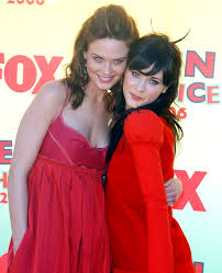 Zooey deschanel's siri is sick & evil! Emily Deschanel And Zooey Deschanel S Sweetest Sister Moments Instyle