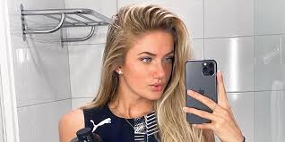 The german beauty has blue eyes and blonde hair which is like the cherry on the cake. Borussia Dortmund Alica Schmidt Wird Neuer Bvb Fitnesscoach Express