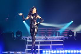 作曲：張國榮 作詞：小美 呆坐半晚 咖啡早滲著冰冷 是否心已淡是掛念你的冷淡 難合上眼 枕邊早墊著冰冷 夜深不覺冷但似躺在泥灘 長夜冷冷 晚風想冷漠驅散 但千種慨歎在腦內快速氾濫 垂下了眼 壓抑想淌淚的眼 但沙吹進眼令我極甚為難 無助無望無奈曾立心想放棄 自製自我在每日怨天怨. Iidcqrlyf6yvtm