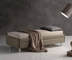 Per il letto superiore, come per ogni modello di letto gioco o castello, invece si raccomanda un utilizzo per bambini di età superiore ai 6 anni. Divano Letto A Castello Alexis Basso In Ecopelle Gardinistore