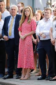 Dominic cummings has accused carrie symonds of trying to appoint her friends to particular jobs in a manner that was completely unethical and clearly illegal. Carrie Symonds Looked Shy And Like She Wanted To Hide Outside No 10 But Copied Kate Middleton S Regal Poses At Times Body Language Expert Claims