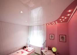 Hat man helle böden und möbel, kann man die decke komplett mitstreichen und den raum so in einen farbton hüllen. Welche Farbe Fur Die Decke Eines Kinderzimmers Plameco Spanndecken