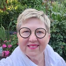 Julie Lewin's Instagram, Twitter & Facebook