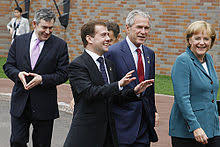 The two leaders were listening to a band, playing national anthems of the. Merkel Raute Wikipedia