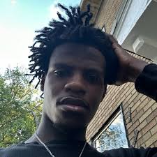 أي واحد؟ @emma.stjames @kailyn_makena