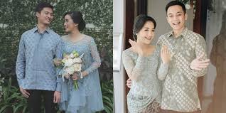 Dengan celana putih dan tulle embroidery blouse tetap memberi kesan formal. 10 Ide Busana Lamaran Kompak Sama Pasangan Tanpa Harus 100 Persis Kembaran Tetap Kece Kan