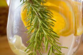 1) air perahan lemon yang dicampur di dalam air panas / suam boleh membantu mengatasi masalah pencernaan. 7 Khasiat Minum Air Lemon Hangat Sebelum Tidur Jpnn Com