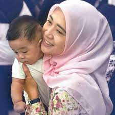 Pelakon dira abu zahar yang juga exco puteri umno, menyelar fathia latiff dalam ucapannya di perhimpunan agung umno, semalam (rabu). Dira Abu Zahar Home Facebook
